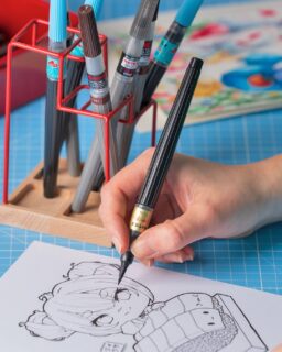 Siete amanti del lettering o stile manga? Avete mai provato questo pennarello? Si tratta di un pennarello a punta a pennello con serbatoio, rilascia il colore gradualmente in base alla pressione esercitata. 🎨 

Vi aspettiamo in negozio! ✨🥰