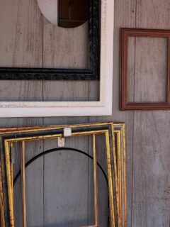 CORNICI SU MISURA 🎨 le realizziamo noi personalmente! 
Portaci il tuo dipinto o la tua foto, scegli la tua cornice preferita e ci pensiamo noi a realizzarla 😉 

⏰I sabati d’estate siamo chiusi